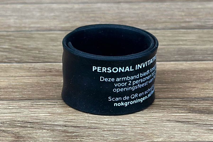 zwarte siliconen klap armbandje met witte opdruk
